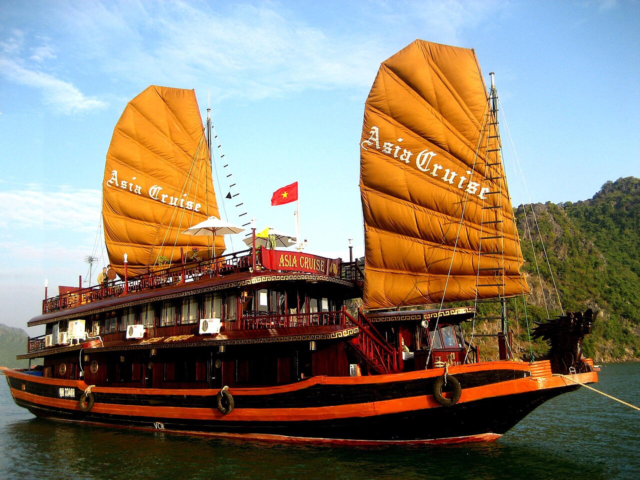 Top 3 Luxury Cruises in Ha Long Bay